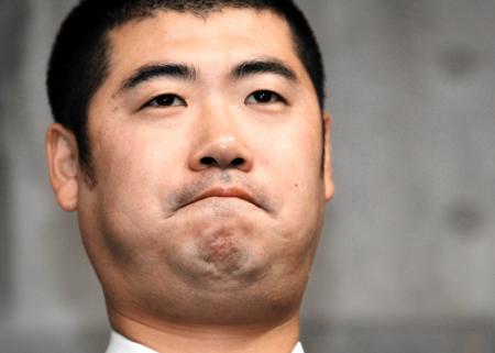 　険しい表情を浮かべながら巨人入りを表明する大竹（撮影・出月俊成）