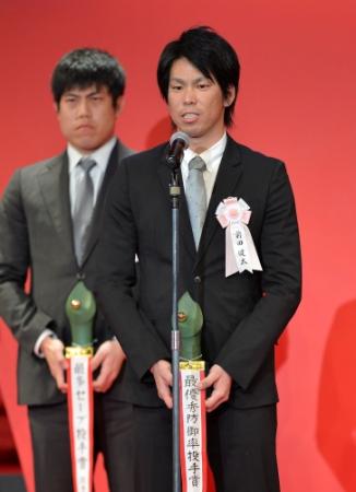 最優秀防御率賞を受賞し喜びを語る前田健。左後方は巨人・西村（撮影・会津智海）