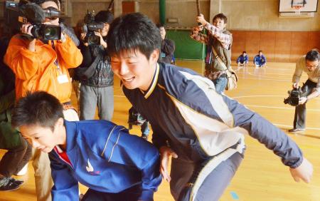 　長崎日大高の体育の授業で、生徒とバスケットボールをする大瀬良（右）