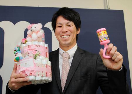 　長女の誕生祝いに“おむつケーキ”を報道陣から贈られ、笑顔を見せる前田（撮影・出月俊成）