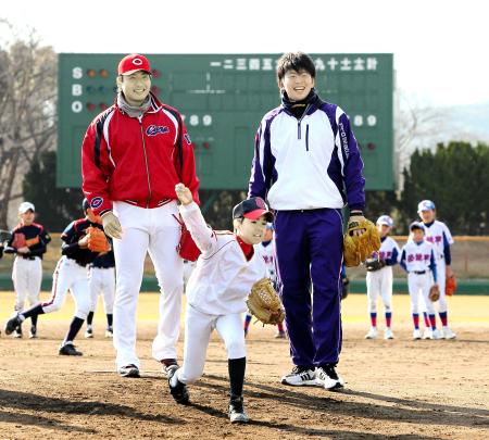 　プロ野球長崎県人会の野球教室で子供たちを指導する大瀬良（右）と今村（撮影・出月俊成）　