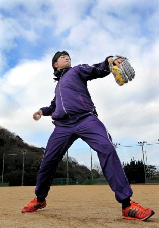 　母校のグラウンドで始動した大瀬良（撮影・出月俊成）