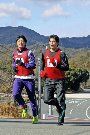 大瀬良と（左）と坂道を駆け上がる九里