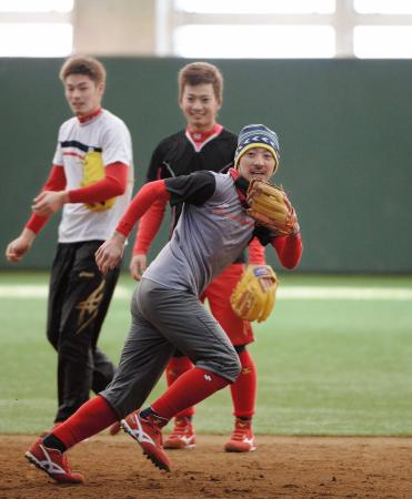 　戸田（左）、庄司（中央）と内野ノックを受ける菊池（撮影・北野将市）