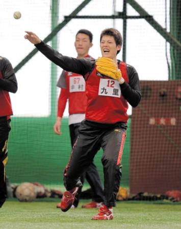 ノックを受け、思うように捕球できず苦笑いを浮かべる九里（撮影・出月俊成）