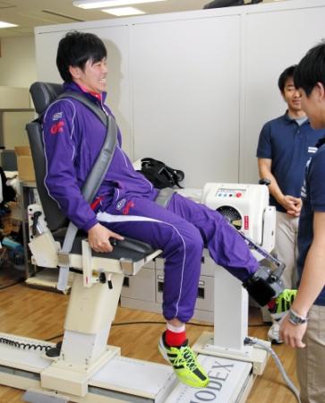 体力測定する広島・大瀬良大地＝広島市南区の広島大学病院（撮影・北村雅宏）