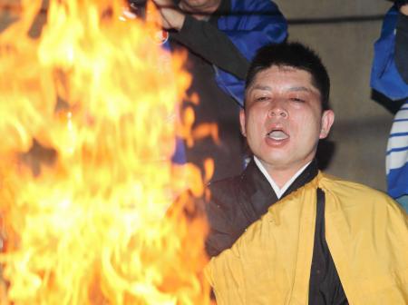 　護摩行に挑み耐える石原（撮影・持木克友）