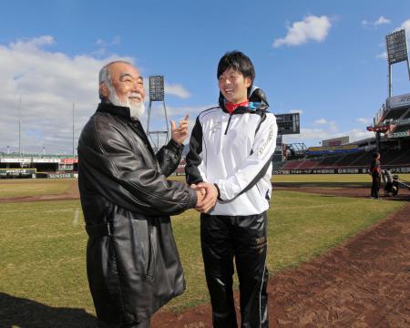 　安仁屋ＯＢ会長（左）から激励され、笑顔を見せる大瀬良（撮影・出月俊成）