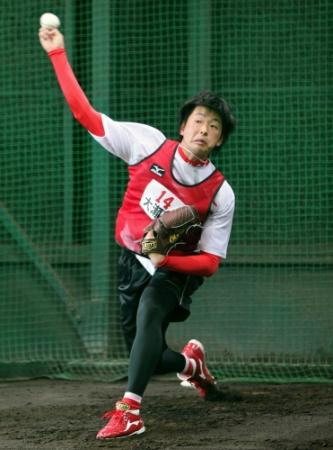 初めてブルペン入りした広島・大瀬良大地＝大野練習場（撮影・出月俊成）