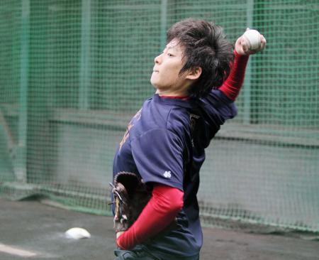 　志願のブルペン入りでフォークボールなど多数の変化球を投げ込み猛アピールした一岡（撮影・出月俊成）