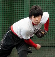 　ブルペンで変化球を初披露した大瀬良（撮影・北村雅宏）