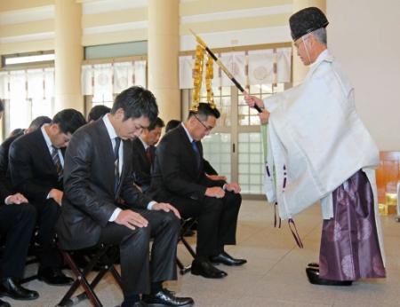 　必勝祈願する野村監督（中央奥）と首脳陣ら