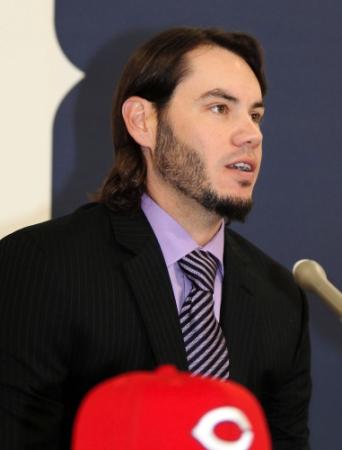 入団記者会見する広島・フィリップス＝マツダスタジアム（撮影・北村雅宏）