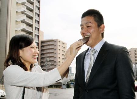 松田オーナーに和花さん（左）との結婚を報告し、武内は笑顔でチョコレートを頬張る（撮影・北村雅宏）