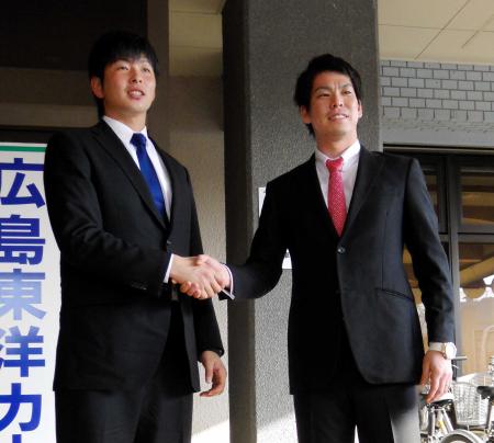 　宿舎に到着後、前田（右）と握手を交わす大瀬良（撮影・山本鋼平）