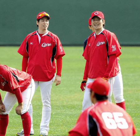 　前田（左）とともに笑顔で練習する大瀬良（撮影・出月俊成）