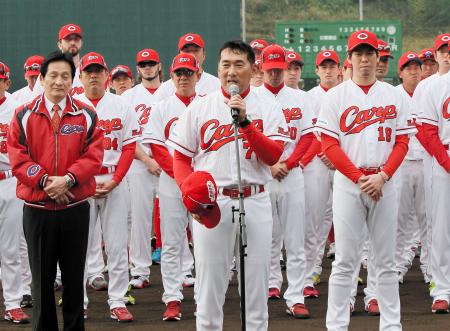 　歓迎セレモニーであいさつする野村監督