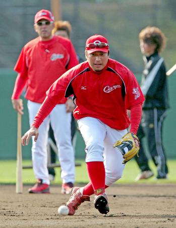 　野村監督（左奥）が見つめる前で元気にノックを受けていた松山だったが…