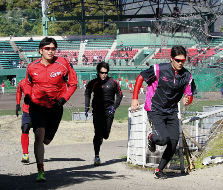 （左から）大瀬良、前田と一緒に坂道ダッシュをする九里（右）＝日南（撮影・出月俊成）