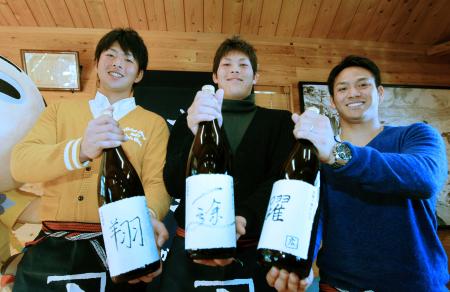 　自作のラベルを貼った焼酎を手に笑顔を見せる（左から）大瀬良、九里、田中（撮影・出月俊成）