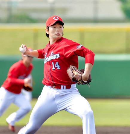 　阪神戦を控え、投内連係で調整する大瀬良（撮影・金田祐二）