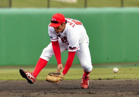 　８回、柴田の遊ゴロを後逸する田中