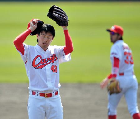 　４回、ロッテ打線につかまり渋い表情の西原（撮影・金田祐二）