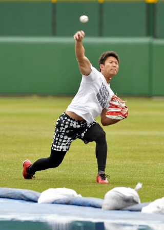 　キャッチボールで調整する福井