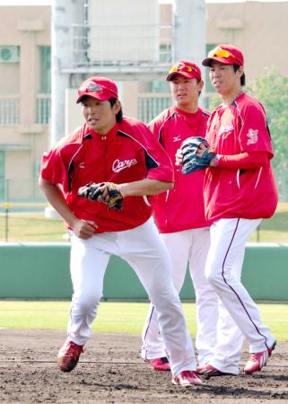 　ゴロ捕球の練習をする大瀬良（左）。右は前田健、中央は福井（撮影・市尻達拡）