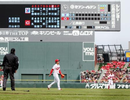 まさかの６失点にぼう然とマウンドを降りる広島・前田健太＝マツダスタジアム（撮影・出月俊成）