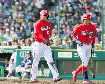 　１２日、白浜の適時二塁打で生還し、顔をしかめながらベンチへ下がる広瀬（左）