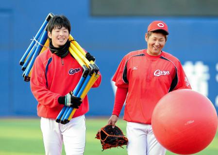 　笑顔で練習を引き揚げる大瀬良（左）と岩本