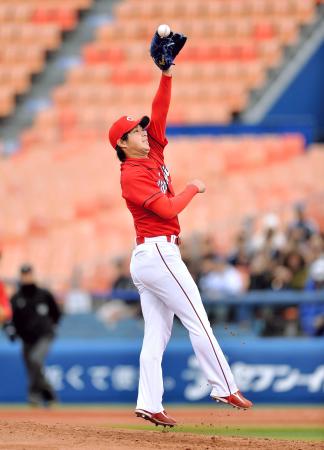 　５回、黒羽根の強襲打に反応しグラブを出す野村（撮影・会津智海）