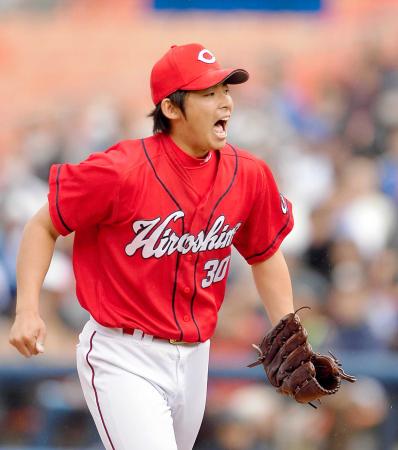 　７回、後藤を空振り三振に仕留め、ほえる一岡