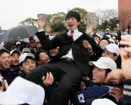 卒業式を終え、後輩たちに胴上げされる広島・大瀬良大地＝九州共立大学（撮影・出月俊成）