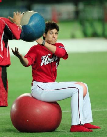 　登板へ向け、黙々と調整する広島・九里亜蓮＝ヤフオクドーム