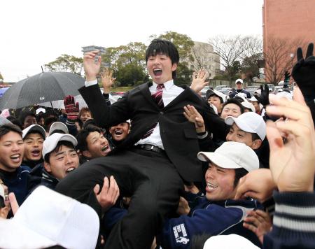 　卒業式を終え、後輩たちから胴上げで祝福される大瀬良（撮影・出月俊成）