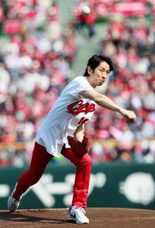 始球式を務める谷原章介＝マツダスタジアム（撮影・北村雅宏）