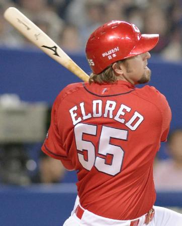 　２回広島１死、エルドレッドが左越えに先制ソロを放つ＝ナゴヤドーム