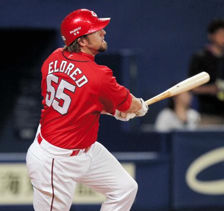 　２回、エルドレッドは左越えに先制ソロを放つ（撮影・出月俊成）