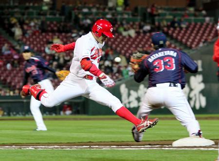 　４回、俊足を飛ばし、プロ初安打となる内野安打にする田中