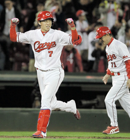 延長１２回、サヨナラ弾を放ちガッツポーズでホームへ向かう広島・堂林翔太＝マツダスタジアム（撮影・出月俊成）