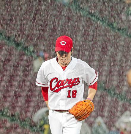 　２回、雨で試合が中断しマウンドを降りる前田（撮影・出月俊成）