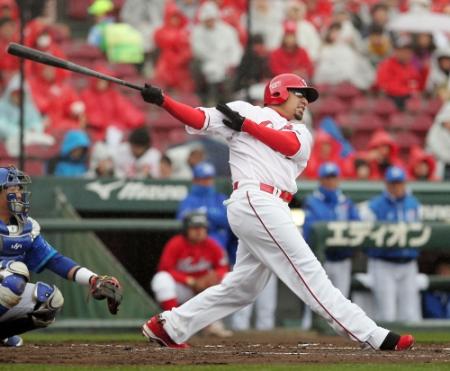 １回広島２死、広島　キラ・カアイフエは右越えに先制ソロを放つ＝マツダスタジアム（撮影・出月俊成）