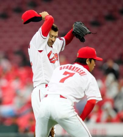 ４回、堂林（手前）らのエラーで６失点し、マウンドでうなだれるバリントン＝マツダスタジアム（撮影・北村雅宏）