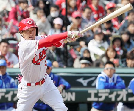 　３回、菊池は右前に先制適時打を放つ（撮影・出月俊成）