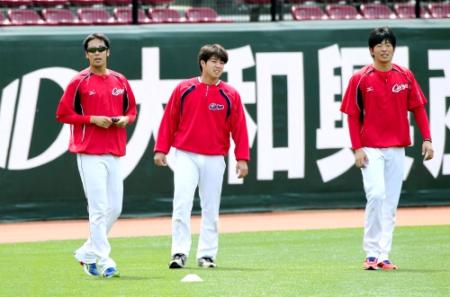 　次回登板へ向けて調整する（左から）篠田、野村、大瀬良