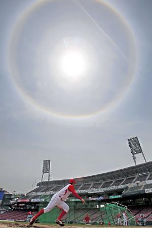 　幸運の輪が出現！ノックを受ける田中（下）の上空に日暈（ひがさ）と呼ばれる光の輪が現れた（撮影・出月俊成）