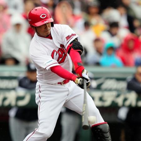 １回広島１死満塁、広島・広瀬　純は左前に先制の２点打を放つ＝マツダスタジアム（撮影・出月俊成）