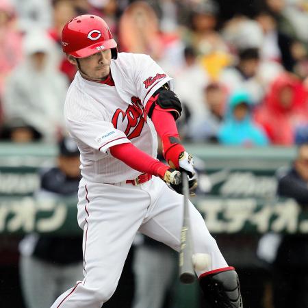 　１回、広瀬は左前に先制の２点打を放つ